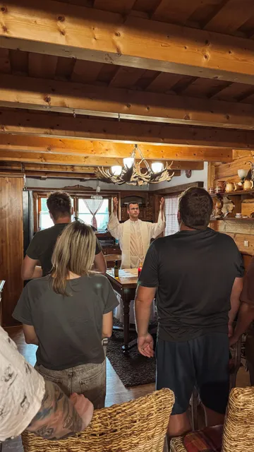 Spoločná modlitba počas stretnutia v drevenej chate