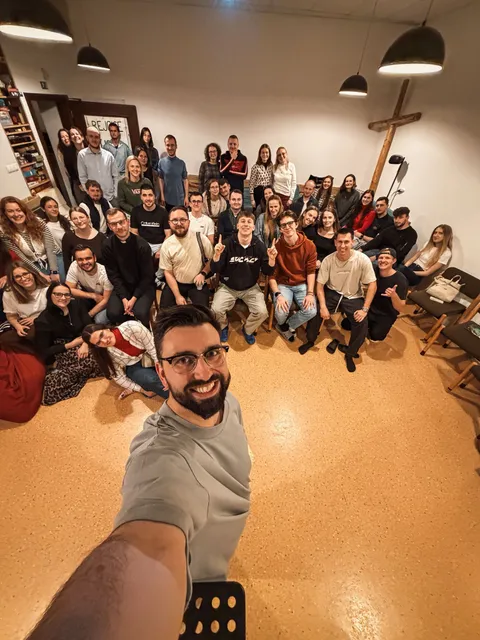 Skupinová selfie počas stretnutia spoločenstva