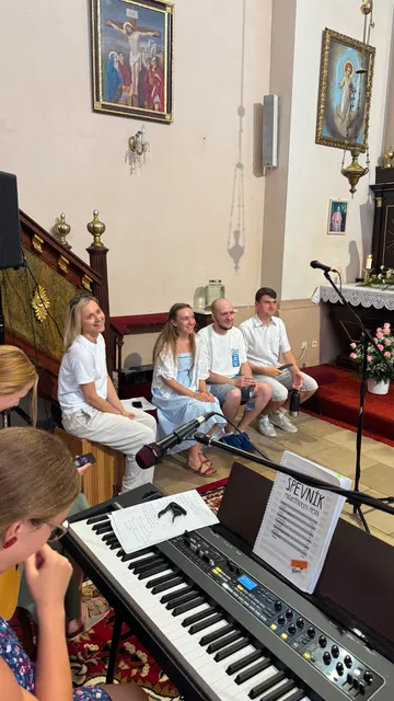 Hudobníci s klávesmi a gitarou v kaplnke
