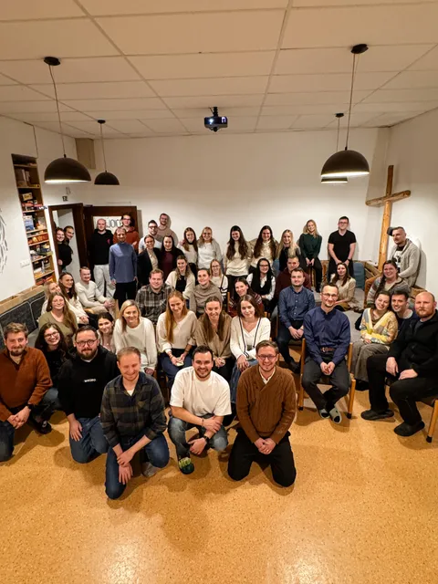 Spoločná fotografia spoločenstva v spoločenskej miestnosti